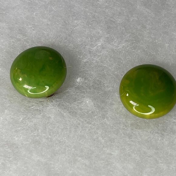 Vintage Jewelry - Vintage green swirled glass button earrings screwback clasp.